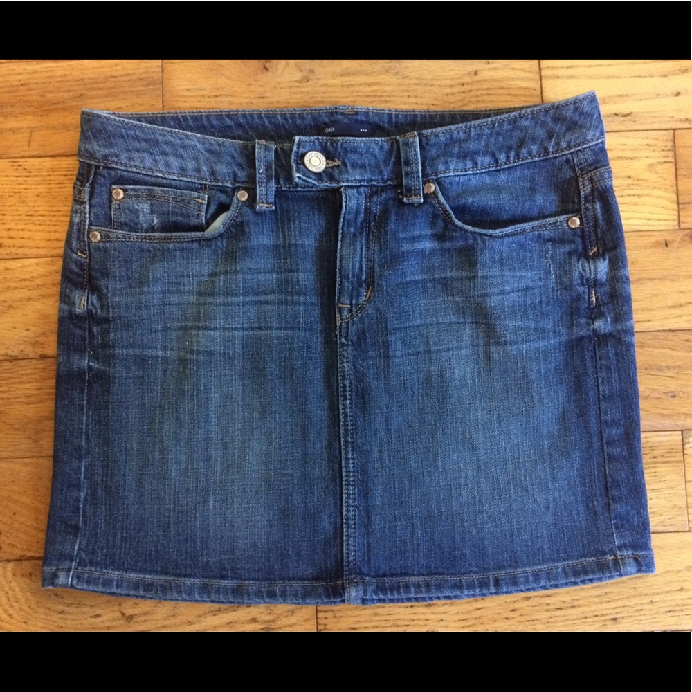 GAP denim skirt, size 6, medium wash